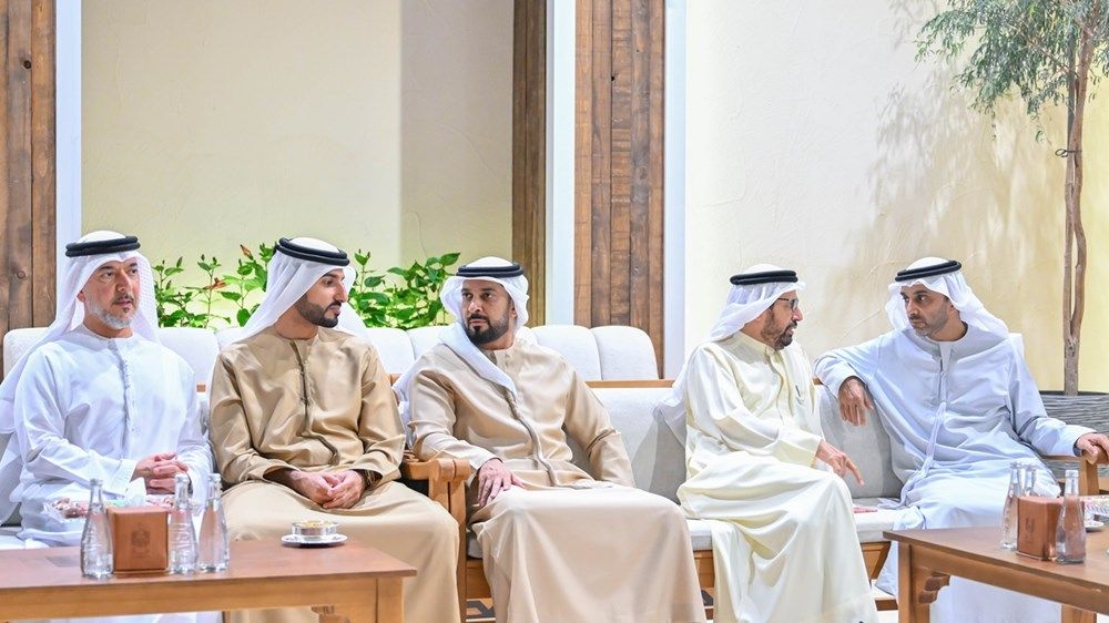 حاكم عجمان يتبادل التهاني بشهر رمضان مع الشيوخ وكبار المسؤولين