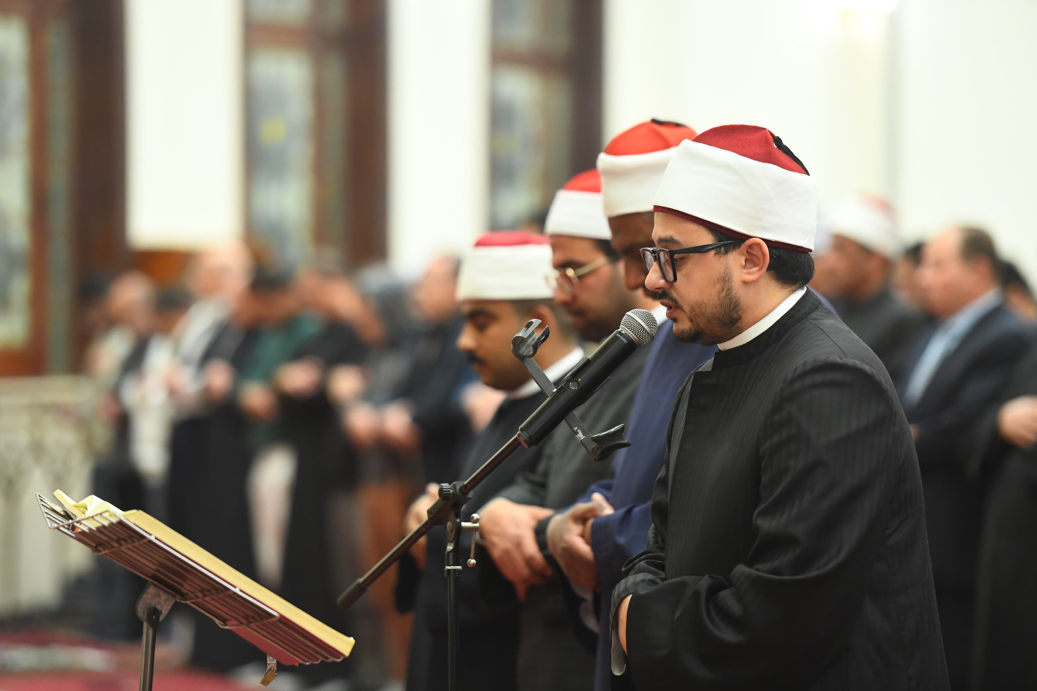 وزير الأوقاف ومحافظ القاهرة يصليان العشاء والتراويح بمسجد المشير طنطاوى