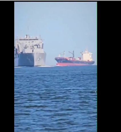 شاهد فيديو يُنشر لأول مرة... لحظة استهداف حاملة الطائرات الأمريكية وإصابتها بشكل مباشر