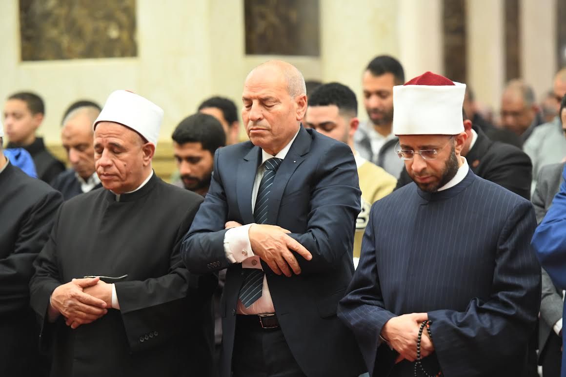 وزير الأوقاف ومحافظ القاهرة يصليان العشاء والتراويح بمسجد المشير طنطاوى