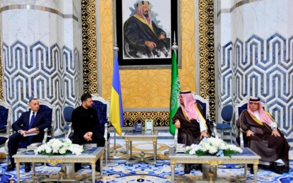 استقبله نائب أمير مكة.. وصول الرئيس الأوكراني إلى جدة