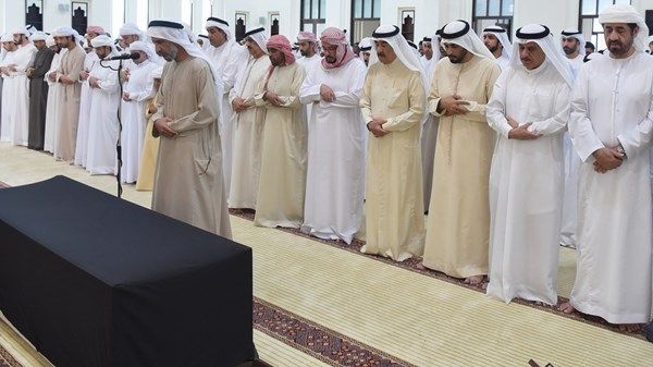 حاكم أم القيوين يؤدي صلاة الجنازة على المغفور لها الشيخة فاطمة بنت عبدالله بن حسن الزعابي