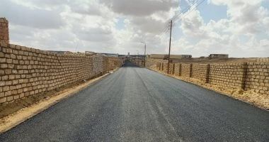 محافظ الجيزة: رصف وتطوير طرق حيوية بالواحات البحرية لتسهيل حركة تنقل المواطنين