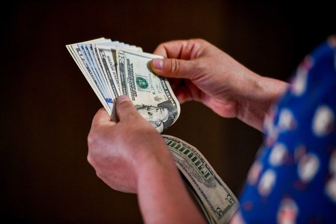 الدولار يبدأ أسبوع التداول بتراجع