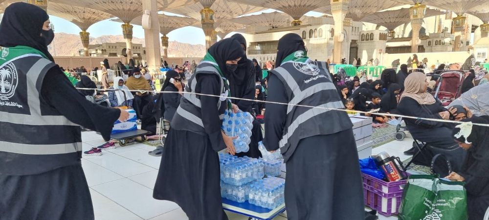 الكشافة في خدمة ضيوف الرحمن بالمسجد النبوي.. إنسانية في أبهى صورها