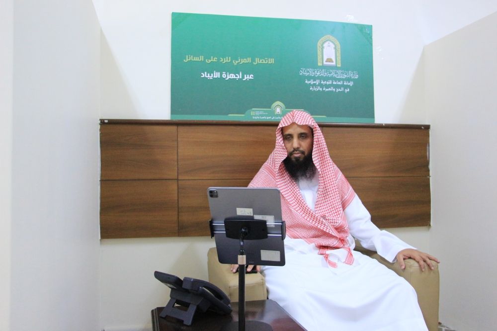  60 داعية ومترجم يستقبلون مكالمات المعتمرين في رمضان.. وتفعيل التواصل المرئي