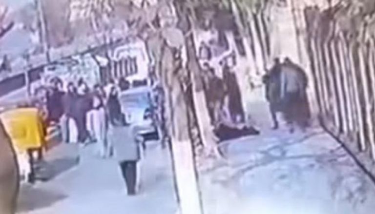 الامارات | مصر: طبيب "يسحل" زوجته الطبيبة الحامل في الشارع