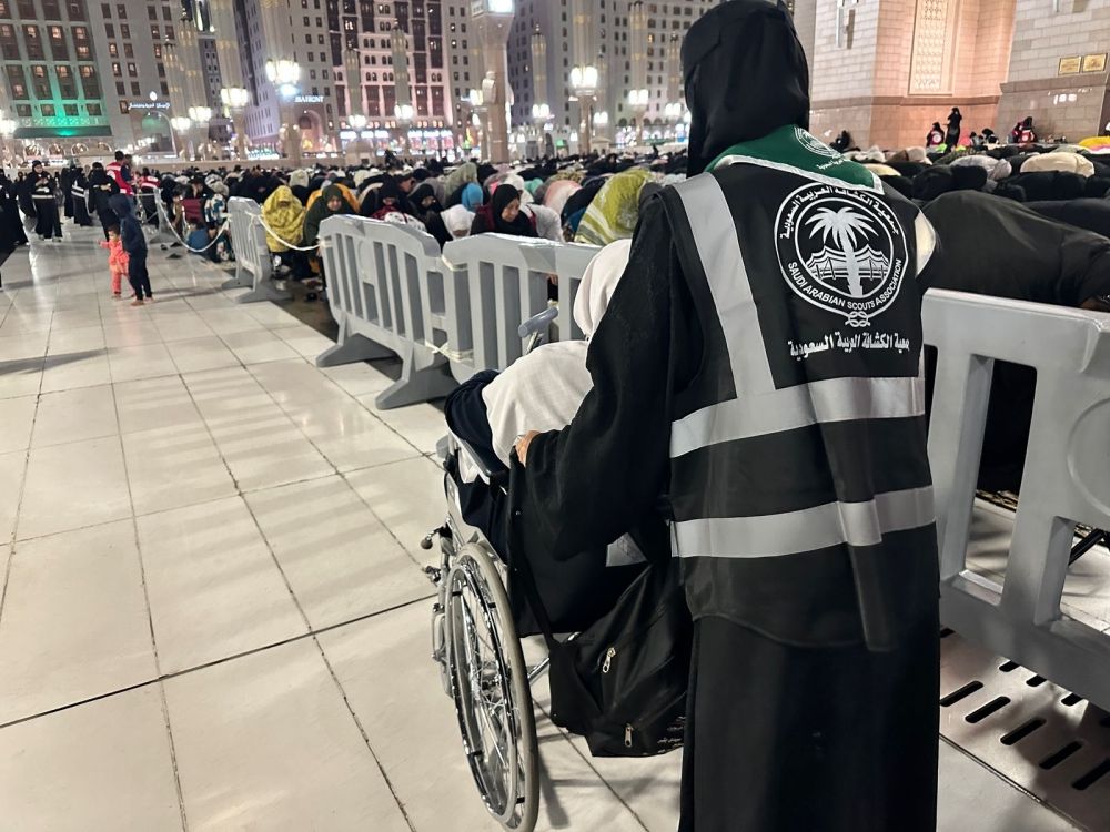 الكشافة في خدمة ضيوف الرحمن بالمسجد النبوي.. إنسانية في أبهى صورها