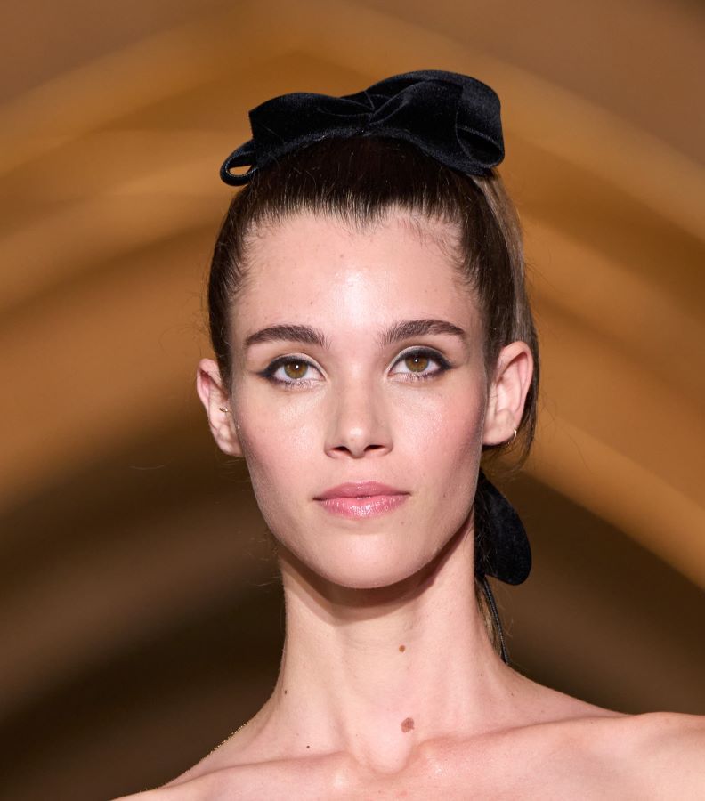 أكسسوارات للشعر مناسبة لإطلالات رمضان من عروض الأزياء العالمية