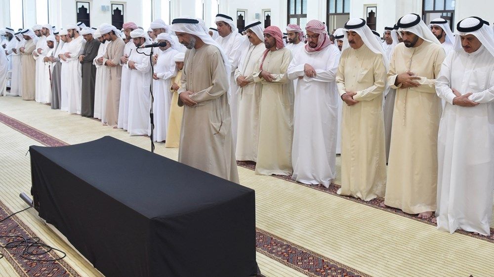 حاكم أم القيوين يؤدي صلاة الجنازة على المغفور لها الشيخة فاطمة بنت عبدالله بن حسن الزعابي