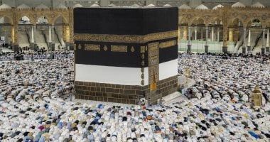 شاهد حشود المصلين فى صحن الطواف بالحرم فى العاشر من رمضان