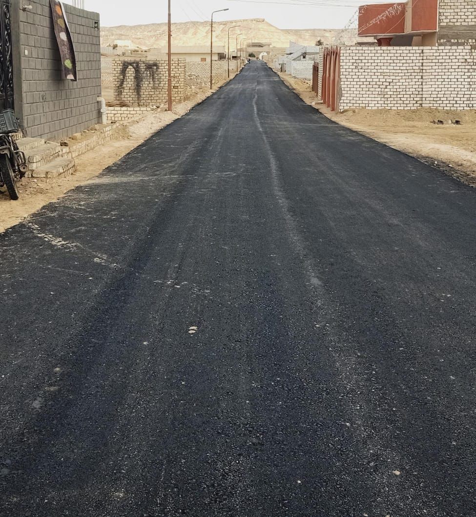 محافظ الجيزة: رصف وتطوير طرق حيوية بالواحات البحرية لتسهيل حركة تنقل المواطنين