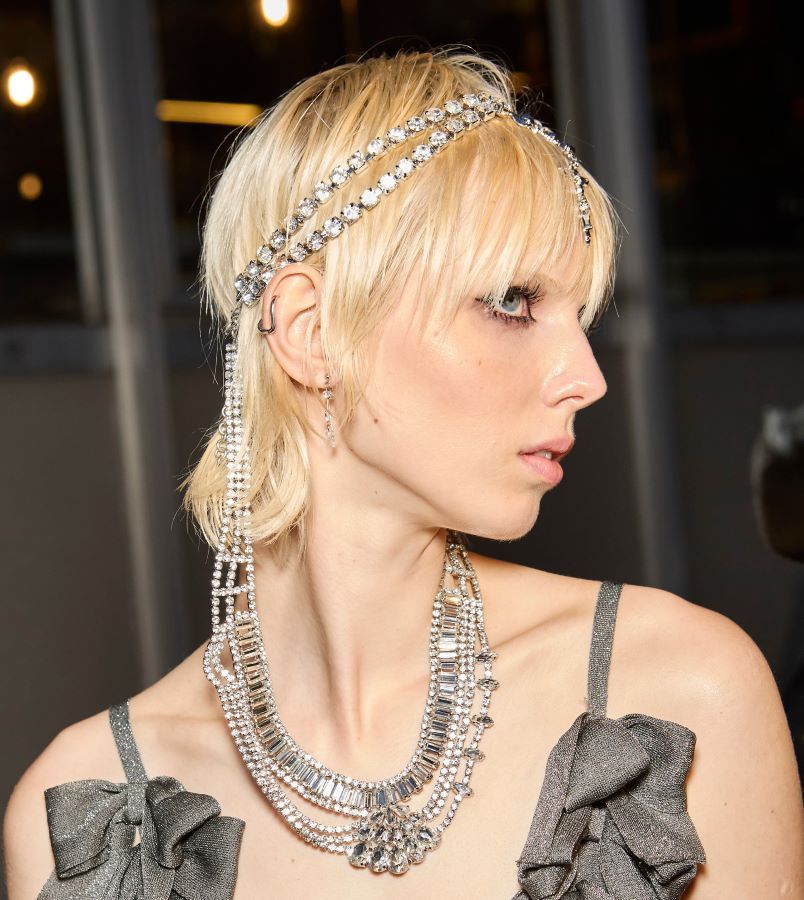 أكسسوارات للشعر مناسبة لإطلالات رمضان من عروض الأزياء العالمية