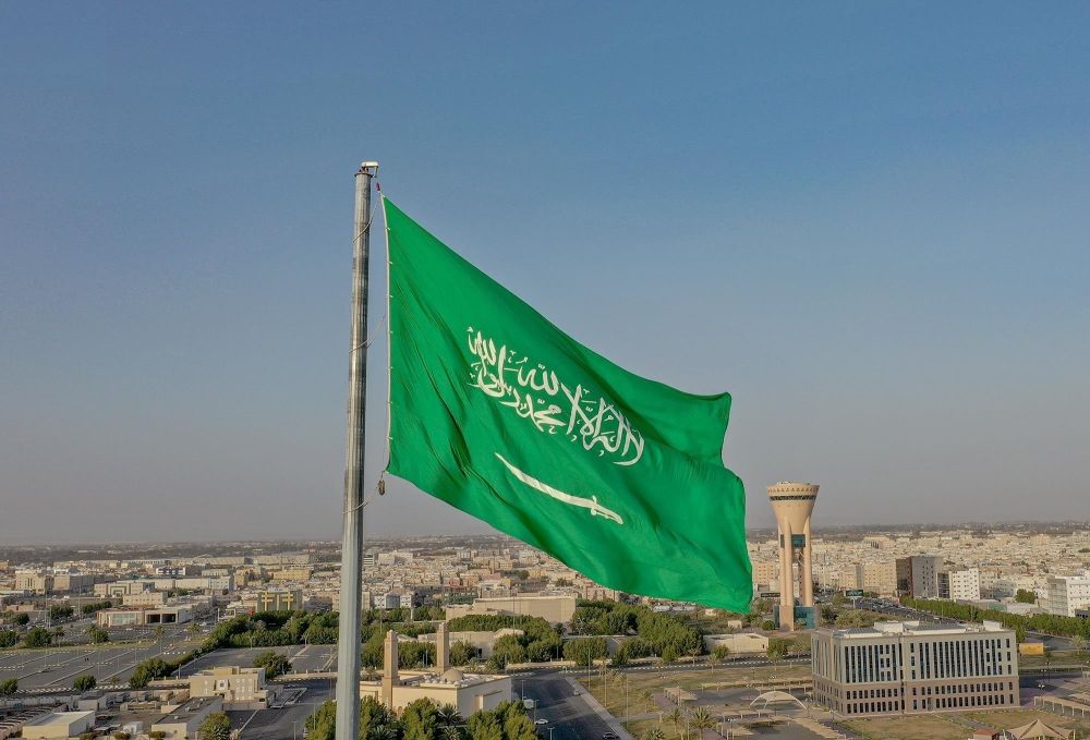 راية خفاقة لا تُنكس.. المملكة تحتفل بيوم العلم السعودي غدًا
