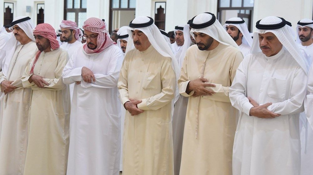 حاكم أم القيوين يؤدي صلاة الجنازة على المغفور لها الشيخة فاطمة بنت عبدالله بن حسن الزعابي