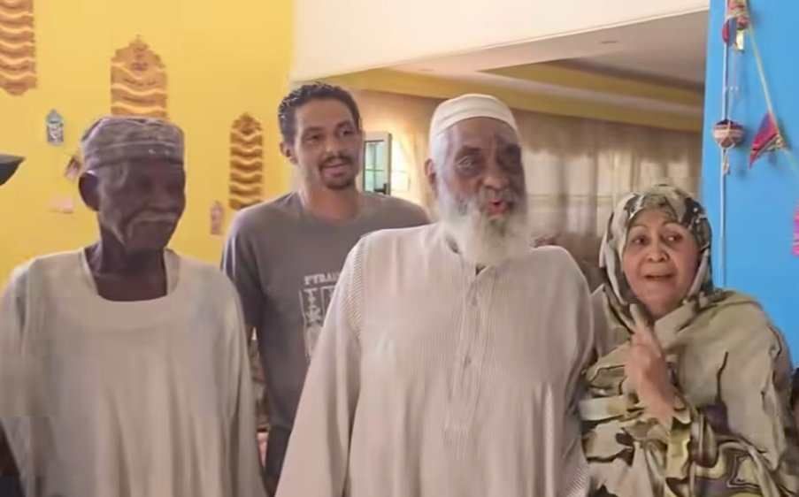 شاهد بالصورة والفيديو.. ظلت صابرة لعامين رغم الحرب.. سيدة سودانية تضرب أروع الأمثال وترفض مغادرة منزلها: (حارسين السودان وطننا وما بنمشي نازحين ولاجئين لبلد عشان يدونا فيها إقامة)