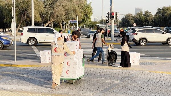 52 ألف وجبة  «كسر الصيام» وزعتها «الهلال» في أبوظبي