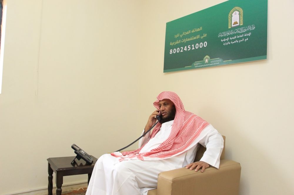  60 داعية ومترجم يستقبلون مكالمات المعتمرين في رمضان.. وتفعيل التواصل المرئي