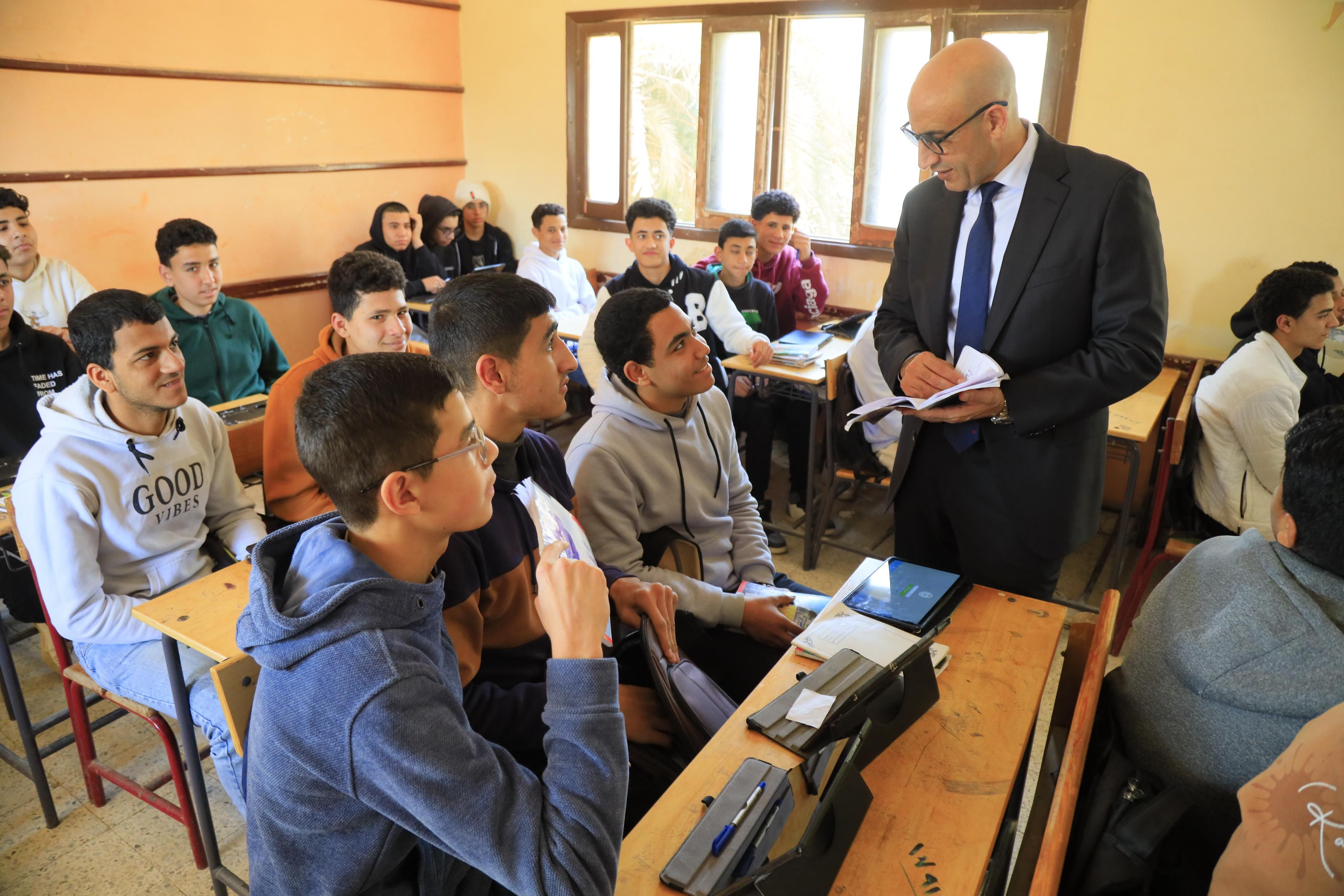 وزير التعليم خلال جولته بمدارس الفيوم يوجه الطلاب بالاهتمام بمجال التكنولوجيا