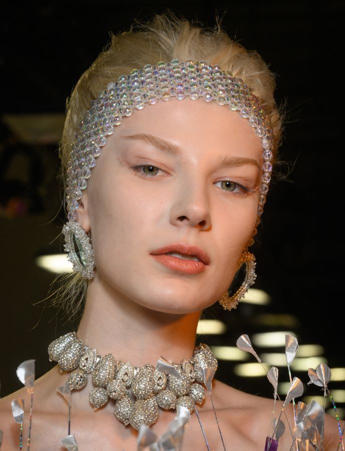 أكسسوارات للشعر مناسبة لإطلالات رمضان من عروض الأزياء العالمية