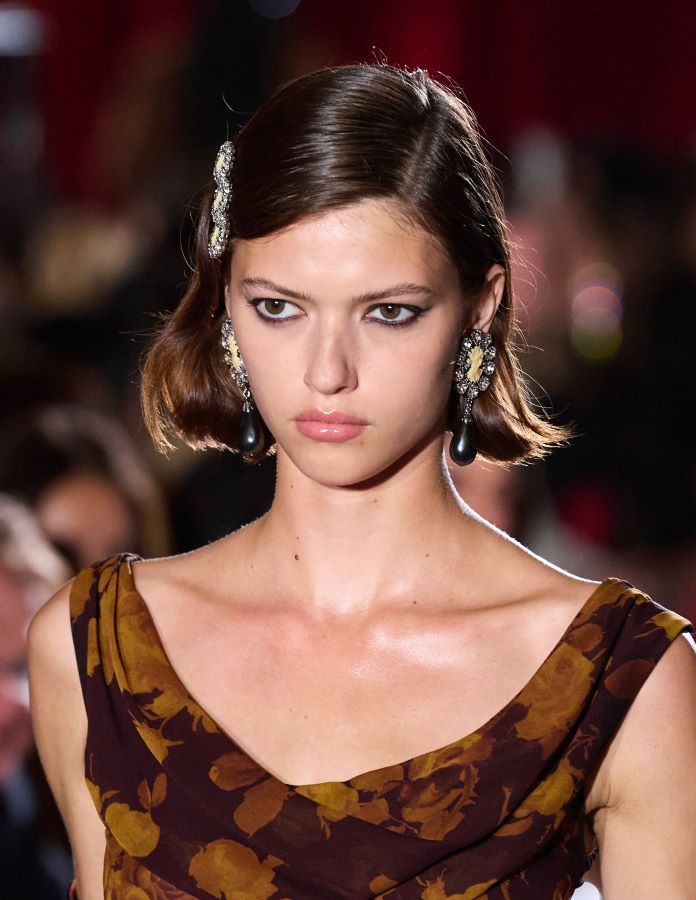 أكسسوارات للشعر مناسبة لإطلالات رمضان من عروض الأزياء العالمية