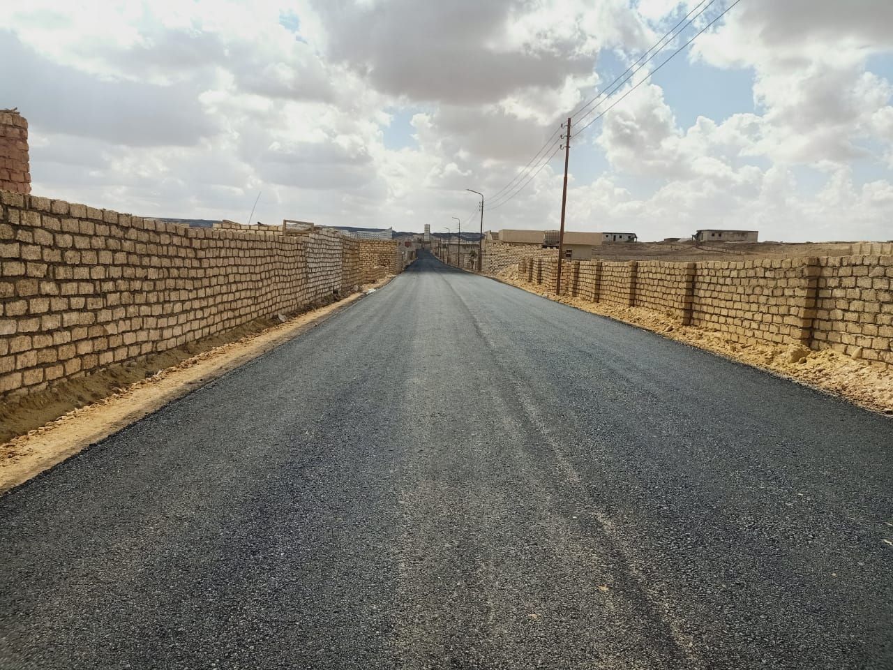 محافظ الجيزة: رصف وتطوير طرق حيوية بالواحات البحرية لتسهيل حركة تنقل المواطنين