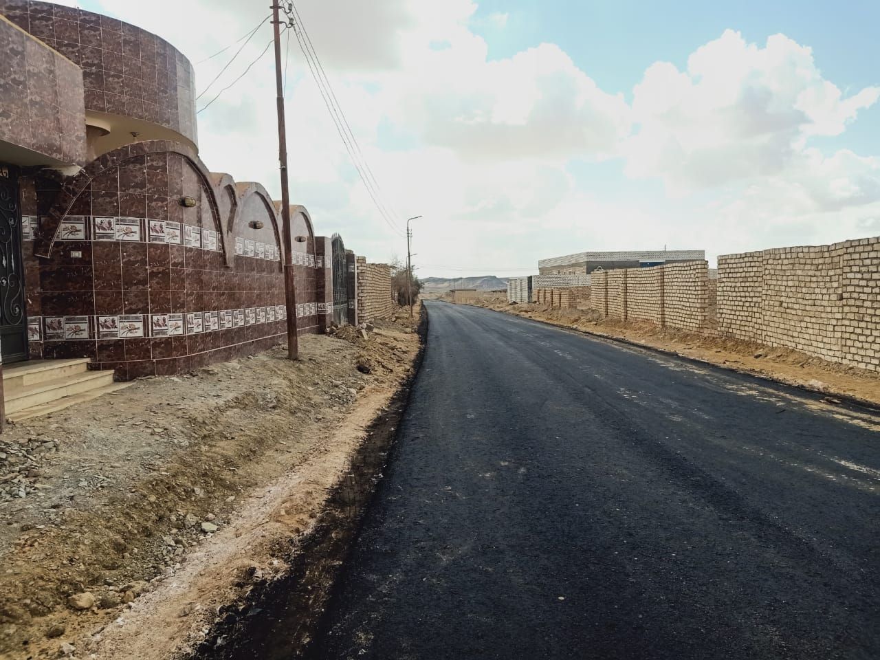 محافظ الجيزة: رصف وتطوير طرق حيوية بالواحات البحرية لتسهيل حركة تنقل المواطنين