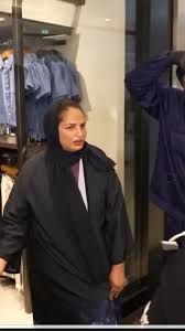 شاهد بالصورة والفيديو.. في موقف نال إشادة وإعجاب الجميع.. سيدة سودانية تنفعل على مواطنة خليجية بسبب استفزازها لعامل نظافة وتنال وسام “النخوة”