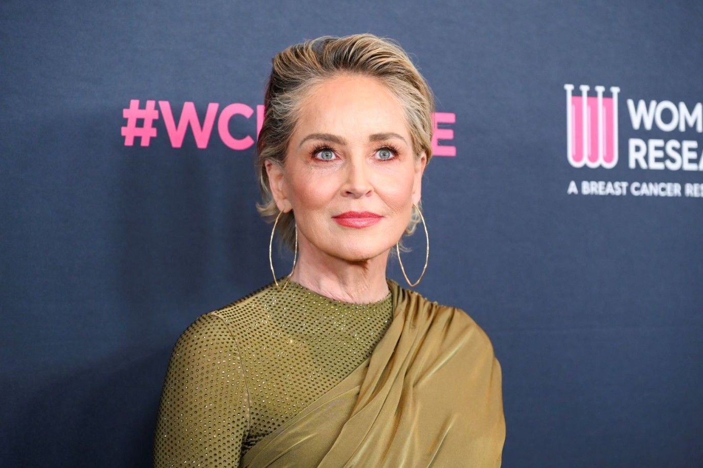 شارون ستون بأجمل تسريحات الشعر القصير في يوم ميلادها وأسرار مكياجها الخالدة