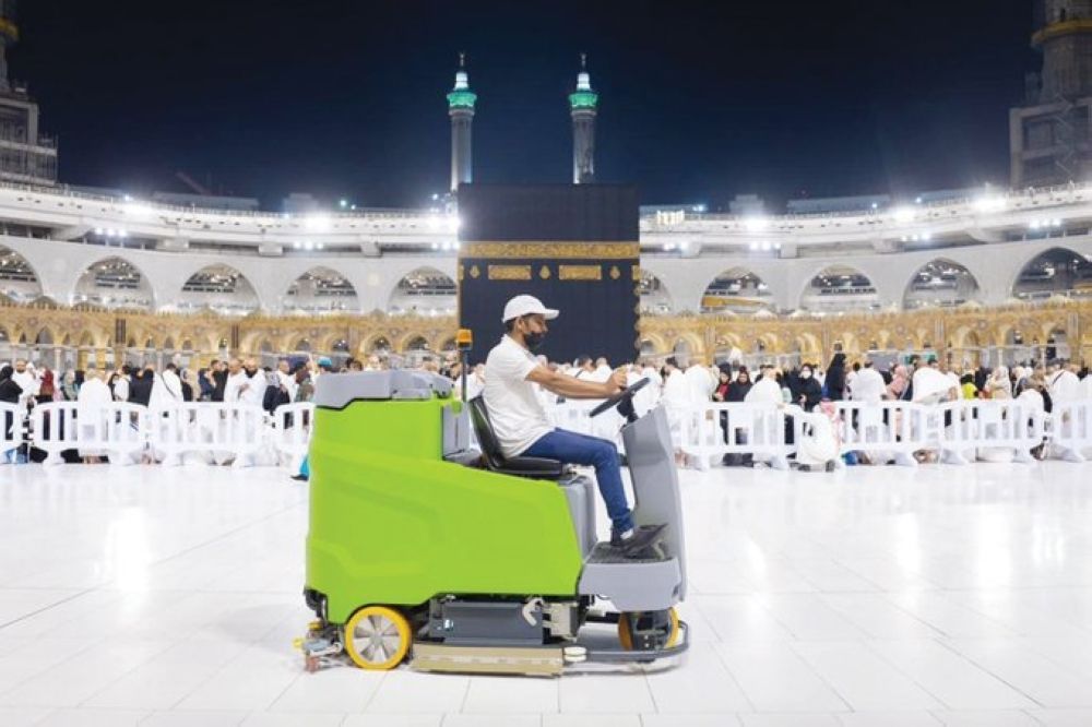 679 آلة تنظف.. 3500 عامل لتنظيف المسجد الحرام على مدار الساعة