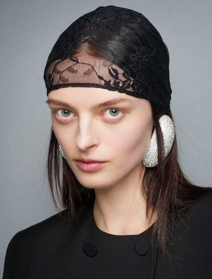 أكسسوارات للشعر مناسبة لإطلالات رمضان من عروض الأزياء العالمية