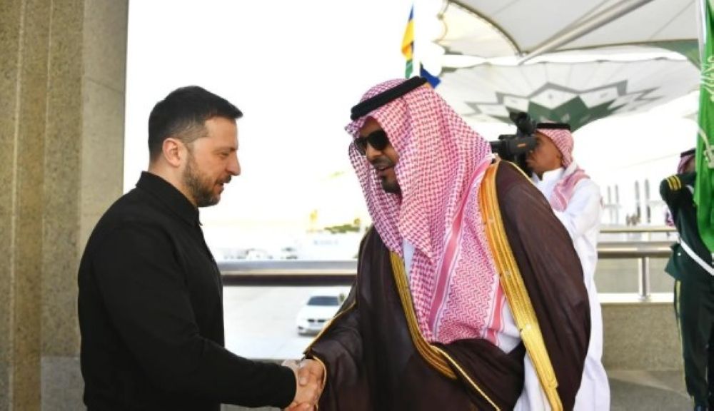 استقبله نائب أمير مكة.. وصول الرئيس الأوكراني إلى جدة