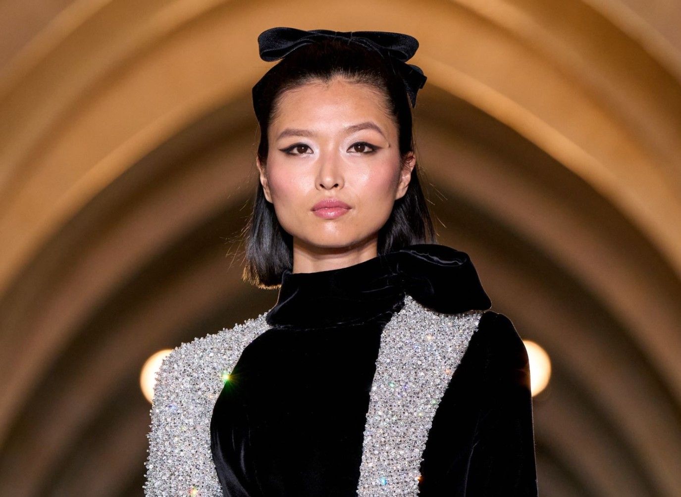 أكسسوارات للشعر مناسبة لإطلالات رمضان من عروض الأزياء العالمية