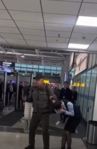 الامارات | ملاكم متقاعد ينقذ فتاة من مجرم اختطفها في المطار