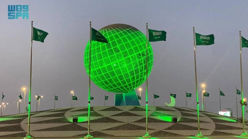 شوارع وميادين مناطق المملكة تتزين بالأعلام احتفاء بيوم العلم