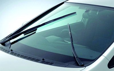 الامارات | عامل يغسل سيارة فارهة بمواد كيميائية حارقة