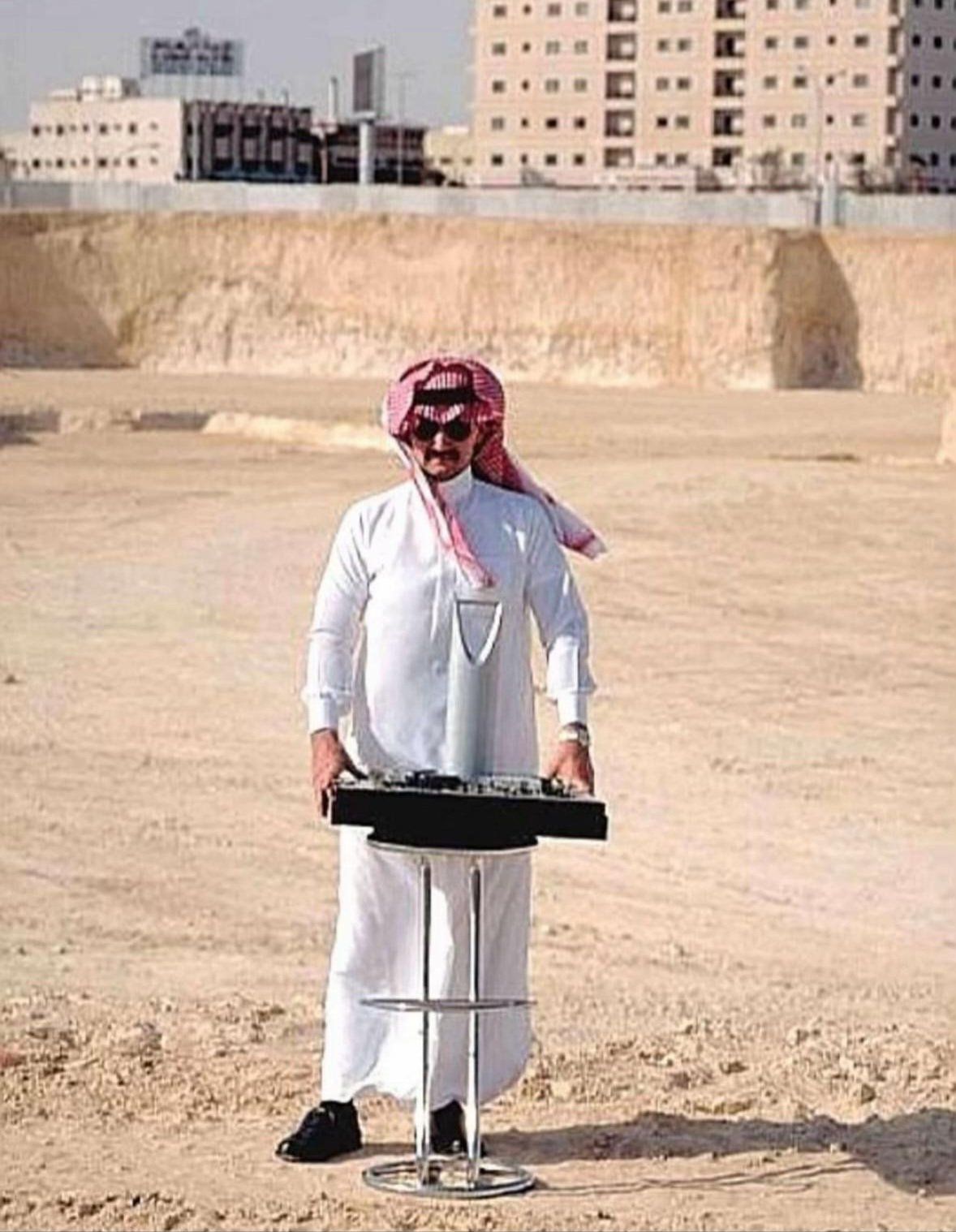 لقطة تُظهر الوليد بن طلال يضع حجر الأساس لمشروع برج المملكة قبل 29 عام