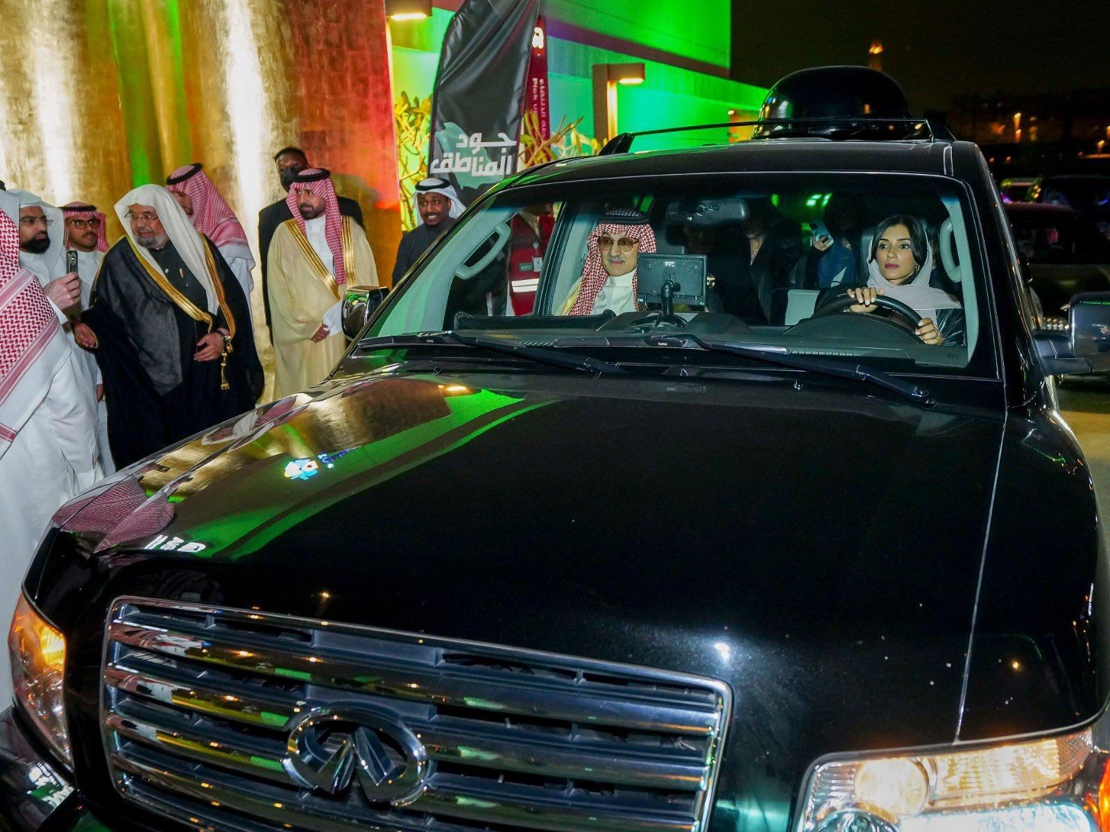 الأمير الوليد بن طلال وابنته الأميرة ريم وابنه الأمير خالد في أحدث ظهور..صور