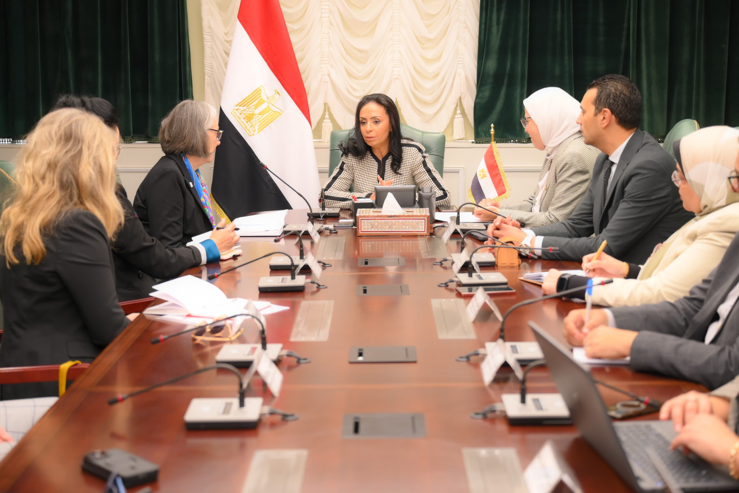 وزيرة التضامن تستعرض جهود الهلال الأحمر المصرى للأشقاء فى غزة