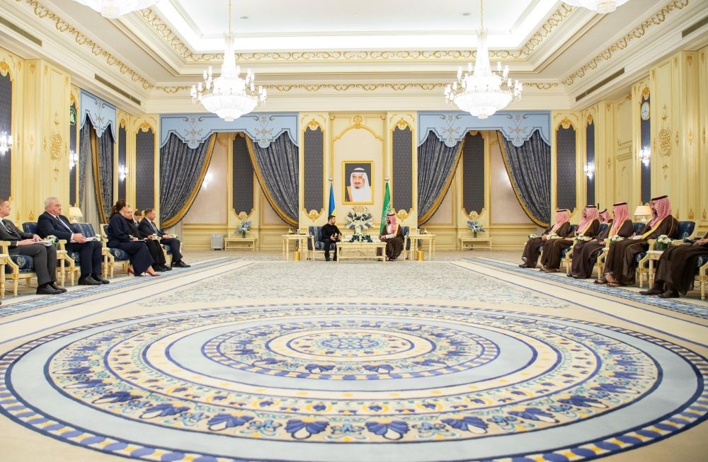 ولي العهد يبحث تطورات الأزمة الأوكرانية مع الرئيس زيلينسكي