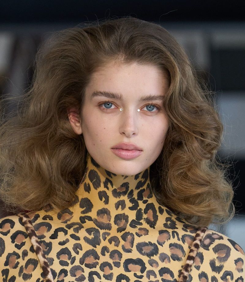 أجدد الصيحات الجمالية من أسبوع الموضة في باريس لخريف وشتاء 2025