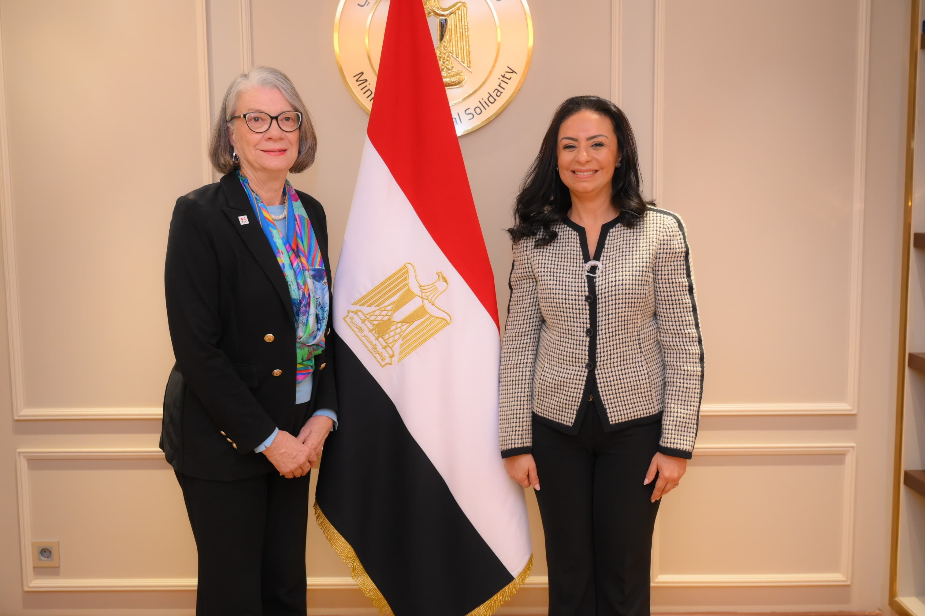 وزيرة التضامن تستعرض جهود الهلال الأحمر المصرى للأشقاء فى غزة