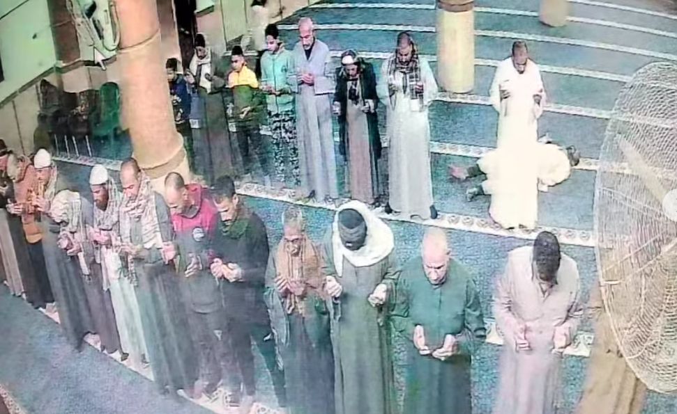 حسن الخاتمة.. شاهد لحظة وفاة شاب خلال صلاة التراويح بالمنيا تهز السوشيال ميديا