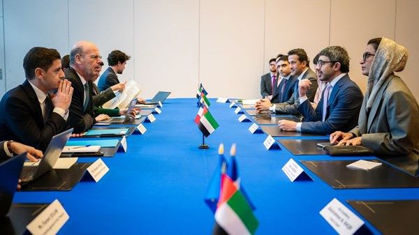 عبدالله بن زايد يلتقي وزير الاقتصاد والمالية والصناعة الفرنسي