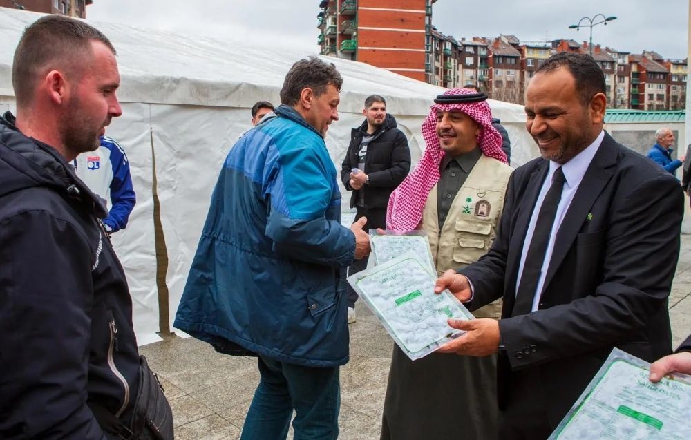 4 أطنان تمور هدية خادم الحرمين للمصلين في مسجد الملك فهد بسراييفو