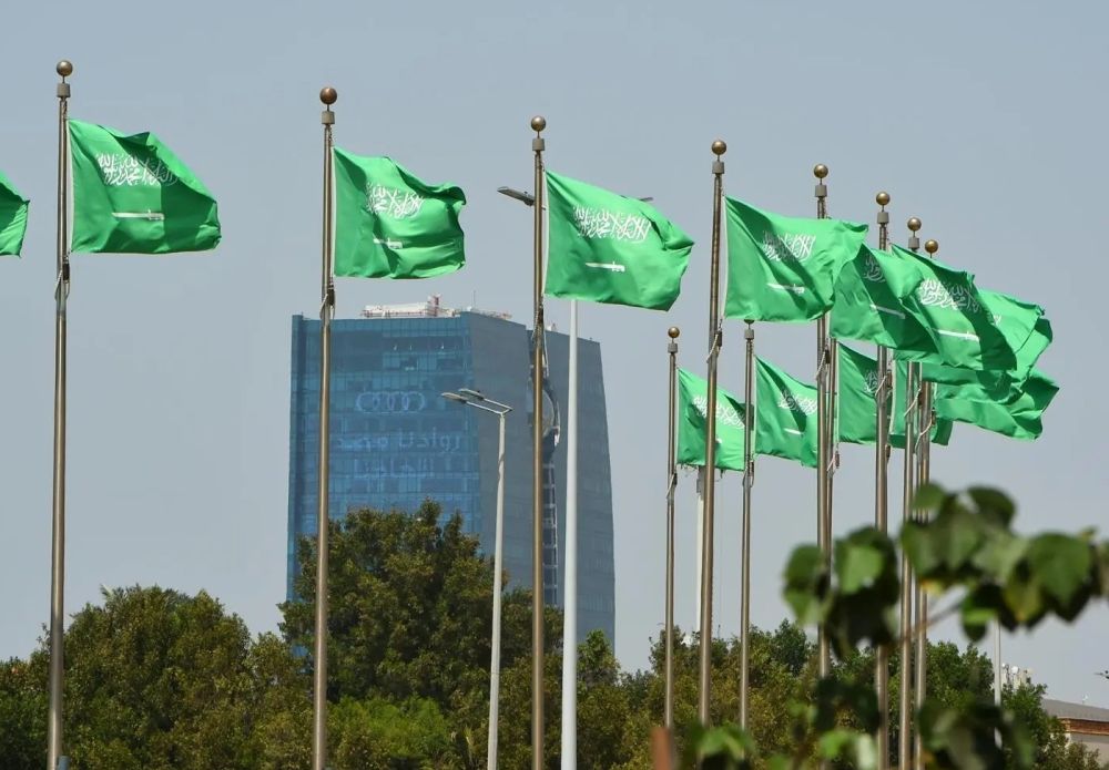 منذ عهد الموحد.. العلم السعودي رمز الوحدة الوطنية والعمق التاريخي للوطن