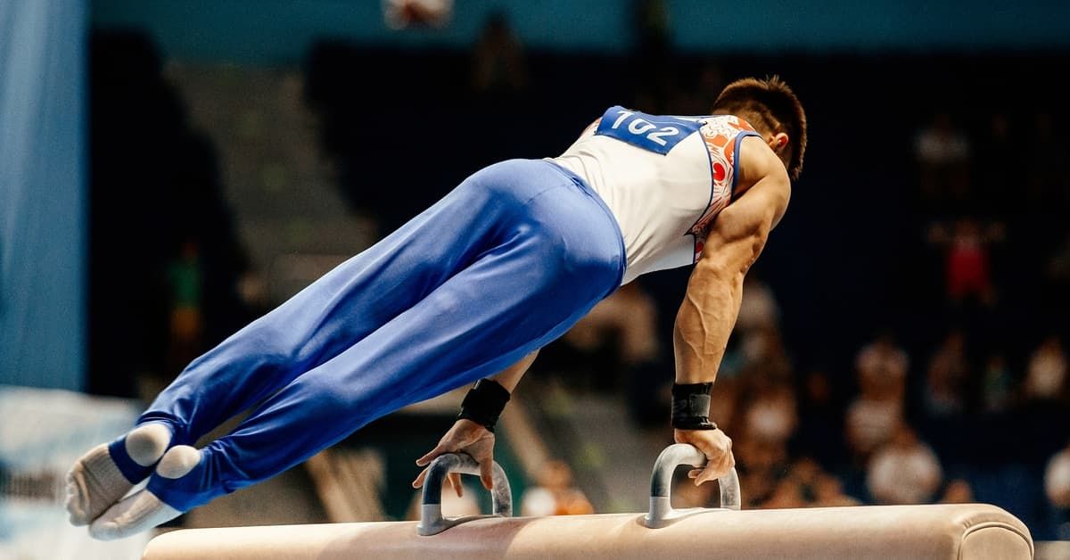 شاهد بالفيديو.. شاب سوداني يدهش جمع غفير من الحاضرين بلقطات “أكروبات” استعراضية وساخرون: (شفنا الدقن الكبيرة قلنا داخل تديهم محاضرة دينية)