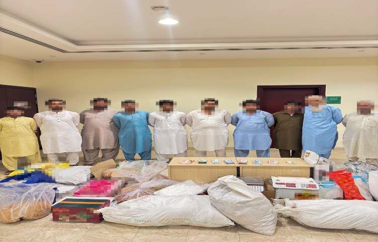 الامارات | شرطة دبي تضبط 10 باعة جائلين خالفوا قوانين واشتراطات الصحة العامة