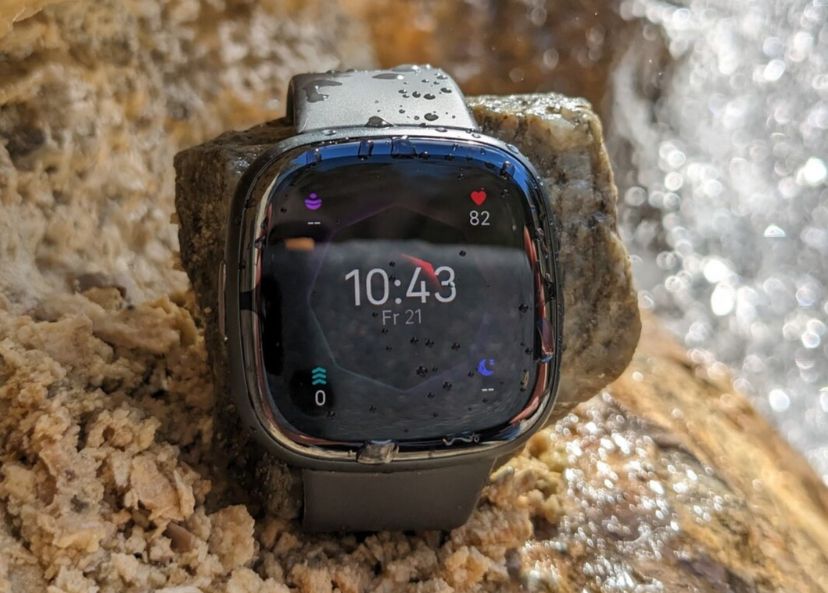 تكنولوجيا: ساعة Fitbit الذكية قد تحصل على مستشعر مزدوج لقياس ضغط الدم