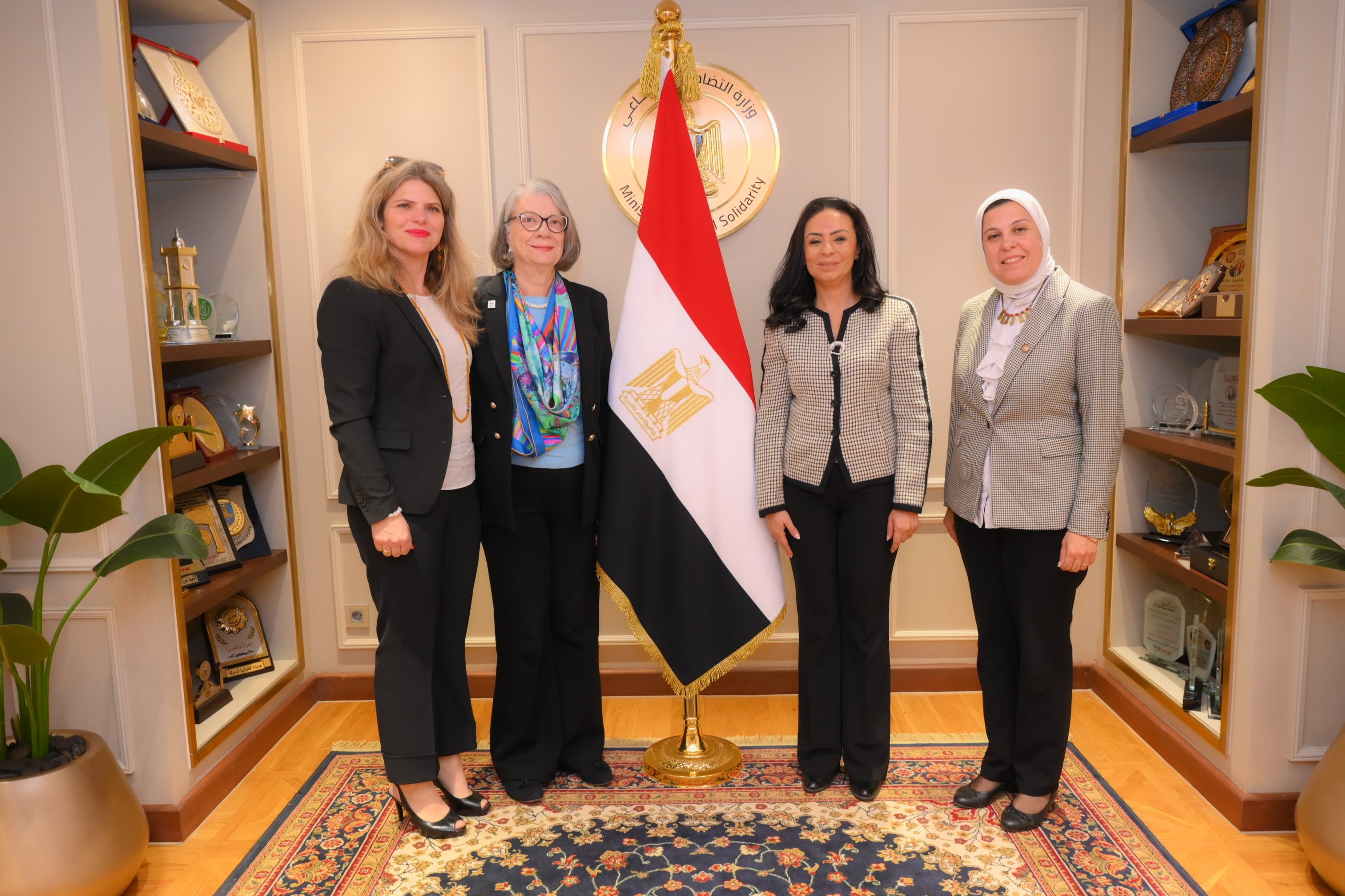 وزيرة التضامن تستعرض جهود الهلال الأحمر المصرى للأشقاء فى غزة